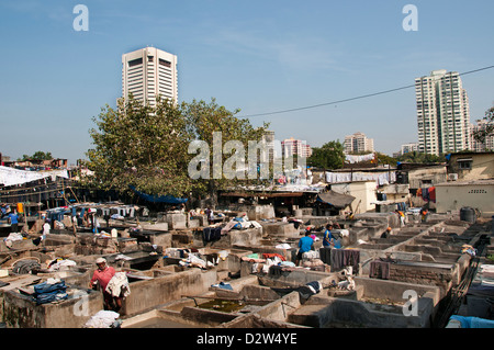 Wäsche im Slum in der Nähe von Colaba und World Trade Center Mumbai (Bombay) Indien Stockfoto