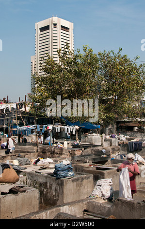 Wäsche im Slum in der Nähe von Colaba und World Trade Center Mumbai (Bombay) Indien Stockfoto