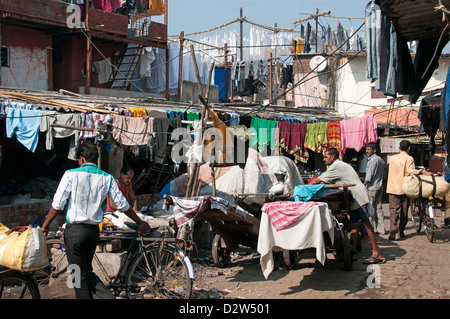 Wäsche im Slum in der Nähe von Colaba und World Trade Center Mumbai (Bombay) Indien Stockfoto