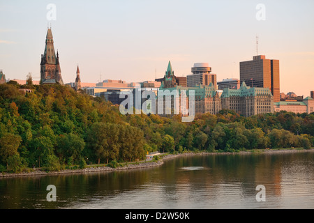 Ottawa-Sonnenuntergang über Fluss mit historischer Architektur. Stockfoto