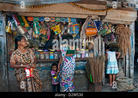 Mumbai (Bombay)-Slum in der Nähe von Colaba und World Trade Center Indien Stockfoto