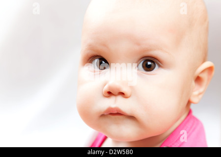 Wenig traurig Brown eyed Baby Closeup Studioportrait Stockfoto