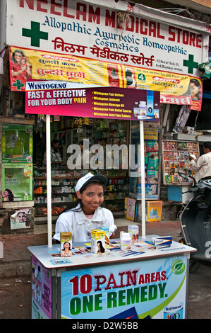 Mumbai Fort (Bombay) Indien Apotheke junges Mädchen Stockfoto