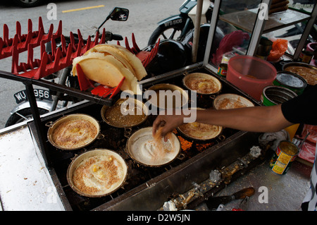Hawker Apam Balik (Umsatz Pfannkuchen) malaysischen Pfannkuchen mit Zucker, Erdnüsse und cremige Zuckermais Füllungen machen Stockfoto