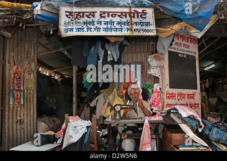 Schneider (Zavari Basar) Mumbai (Bombay) Indien in der Nähe von Crawford Market Stockfoto