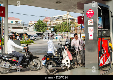 Füllt sich mit Gas oder Benzin an einer Tankstelle in Phnom Penh, Kambodscha Stockfoto