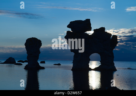 Rauks bei Sonnenuntergang. Rauk ist das Lokal Wort für Seastacks (erodierte Kalkstein-Formationen. Gamle Hamnøya, Fårö, Gotland, Schweden. Stockfoto