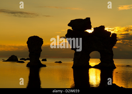 Rauks bei Sonnenuntergang. Rauk ist das Lokal Wort für Seastacks (erodierte Kalkstein-Formationen. Gamle Hamnøya, Fårö, Gotland, Schweden. Stockfoto
