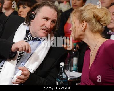 Französisch-Schauspieler Gérard Depardieu spricht mit der deutschen Schauspielerin Veronica Ferres während der 8. Semper Oper Ball 2013 in Dredsen, Deutschland, 1. Februar 2013. Der Wiener Opernball findet statt unter dem Motto "Dresden Verzaubert" (wörtl. bezaubernde Dresden).  Fotos: Jens Kalaene Stockfoto