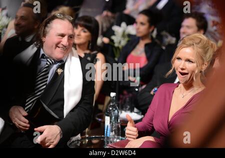 Französisch-Schauspieler Gérard Depardieu spricht mit der deutschen Schauspielerin Veronica Ferres während der 8. Semper Oper Ball 2013 in Dredsen, Deutschland, 1. Februar 2013. Der Wiener Opernball findet statt unter dem Motto "Dresden Verzaubert" (wörtl. bezaubernde Dresden).  Fotos: Jens Kalaene Stockfoto