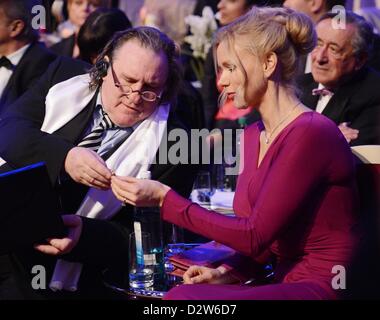 Französisch-Schauspieler Gérard Depardieu spricht mit der deutschen Schauspielerin Veronica Ferres während der 8. Semper Oper Ball 2013 in Dredsen, Deutschland, 1. Februar 2013. Der Wiener Opernball findet statt unter dem Motto "Dresden Verzaubert" (wörtl. bezaubernde Dresden).  Fotos: Jens Kalaene Stockfoto