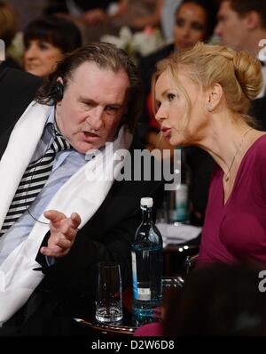 Französisch-Schauspieler Gérard Depardieu spricht mit der deutschen Schauspielerin Veronica Ferres während der 8. Semper Oper Ball 2013 in Dredsen, Deutschland, 1. Februar 2013. Der Wiener Opernball findet statt unter dem Motto "Dresden Verzaubert" (wörtl. bezaubernde Dresden).  Fotos: Jens Kalaene Stockfoto