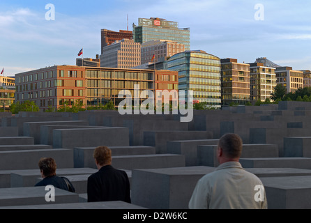 Berlin, Deutschland, Blick über das Holocaust-Mahnmal auf die Hochhäuser am Potsdamer Platz Stockfoto