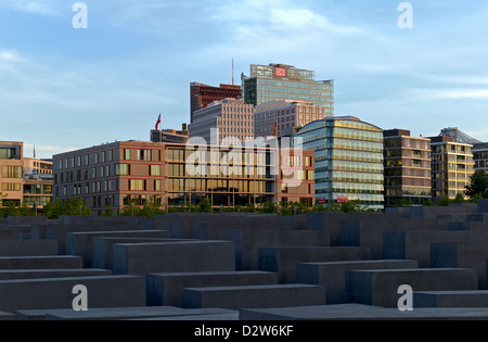 Berlin, Deutschland, Blick über das Holocaust-Mahnmal auf die Hochhäuser am Potsdamer Platz Stockfoto