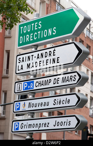 Straßenschild in Lille, Frankreich, mit Wegbeschreibungen zu den verschiedenen Standorten. Stockfoto