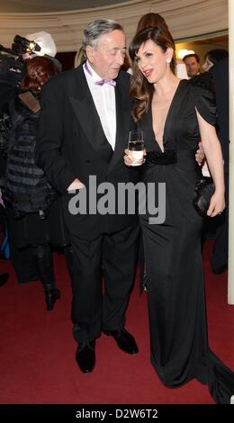 Österreichische Bau- und Bauträger Richard Lugner (L) und die Ehefrau des Schauspielers Heiner Lauterbach, Viktoria Skaf, besuchen die 8. Semper Oper Ball 2013 in Dresden, Deutschland, 1. Februar 2013. Der Wiener Opernball findet statt unter dem Motto "Dresden Verzaubert" (wörtl. bezaubernde Dresden).  Foto: Jens Kalaene Stockfoto