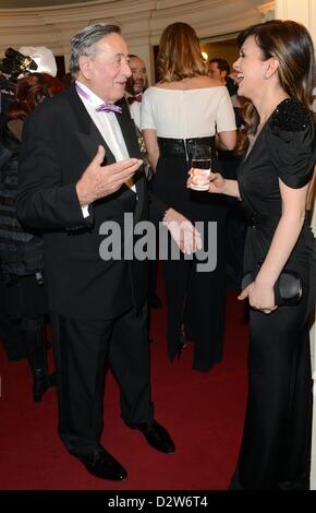 Österreichische Bau- und Bauträger Richard Lugner (L) und die Ehefrau des Schauspielers Heiner Lauterbach, Viktoria Skaf, besuchen die 8. Semper Oper Ball 2013 in Dresden, Deutschland, 1. Februar 2013. Der Wiener Opernball findet statt unter dem Motto "Dresden Verzaubert" (wörtl. bezaubernde Dresden).  Foto: Jens Kalaene Stockfoto