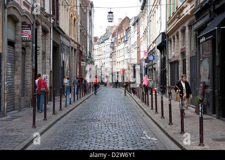 Eine städtische Straßenszene in Rue De La Clef, Lille, Frankreich. Stockfoto