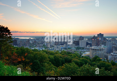 Montreal-Sonnenaufgang am Morgen vom Mont Royal mit Skyline der Stadt betrachtet Stockfoto