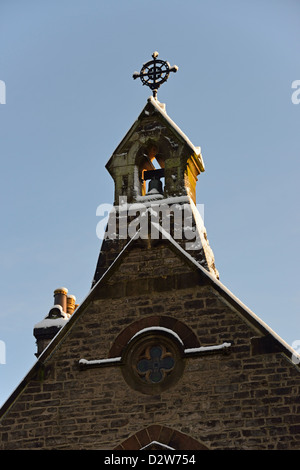 Schachtelhalm mit dekorativen Metall Kreuzblume. Kapelle Oif Sleddall Jubilee Armenhäuser, Aynam Road, Kendal, Cumbria, England, U.K Stockfoto