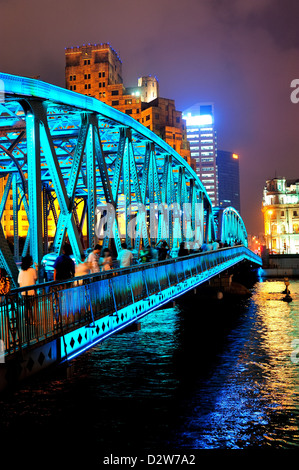 Shanghai Waibaidu Brücke in der Nacht mit buntem Licht über Fluss Stockfoto