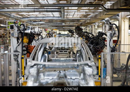 VW-Werk Wolfsburg, Deutschland, Schweißroboter im Karosseriebau, Schweißen Linie Stockfoto