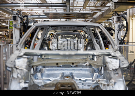 VW-Werk Wolfsburg, Deutschland, Schweißroboter im Karosseriebau, Schweißen Linie Stockfoto