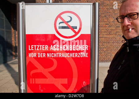 Berlin, Deutschland, neben dem Rauchen Mann Hinweis: die letzten Aschenbecher vor Nichraucherzone Stockfoto