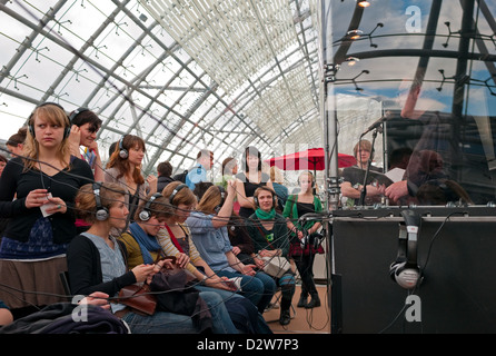 Leipzig, Deutschland, Poetry Slamer Wolf Hogekamp in das Textfeld auf der Leipziger Buchmesse Stockfoto