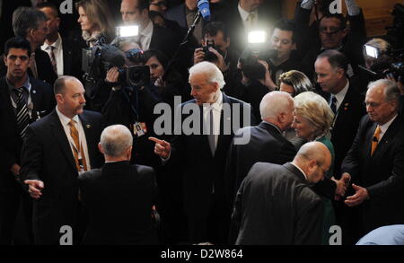 US-Vice President Joe Biden (C) spricht an andere Gäste auf der 49. Münchner Konferenz für Sicherheitspolitik in München, Deutschland, 2. Februar 2013. Die Konferenz findet vom 01. bis 3. Februar 2013 und wird von rund 400 Besucher aus 90 Ländern besucht werden. Foto: TOBIAS HASE/Alamy live-Nachrichten. Stockfoto