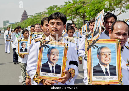 Männer mit Fotos des verstorbenen Königs Norodom Sihanouk marschieren um Independence Monument während seine Begräbnis-Prozession in Phnom Penh, Kambodscha am Freitag, 01 Februar 2013 Stockfoto