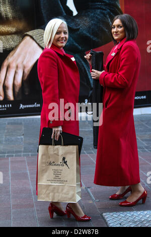 Die ersten Kunden fahren von Minnie Boutique pop-up Shop Cabot Circus, Bristol, mit ihrem Kauf. Stockfoto