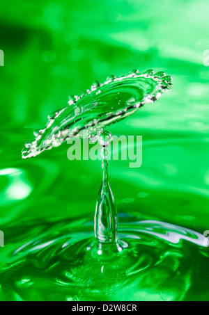 Wassertropfen fällt nach unten zu brechen, zu einem Rückgang Stockfoto