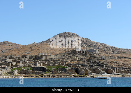 Delos Griechenland Cyclades. Blick auf das Theater-Viertel aus an Bord einer Fähre. Im Hintergrund ist Mt. Cynthus, der höchste Punkt auf Delos Stockfoto