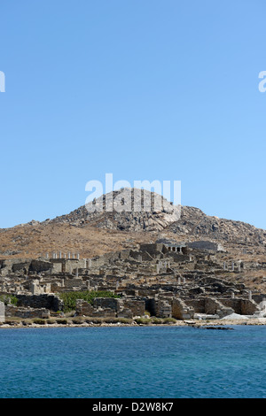 Delos Griechenland Cyclades. Blick auf das Theater-Viertel aus an Bord einer Fähre. Im Hintergrund ist Mt. Cynthus, der höchste Punkt auf Delos Stockfoto