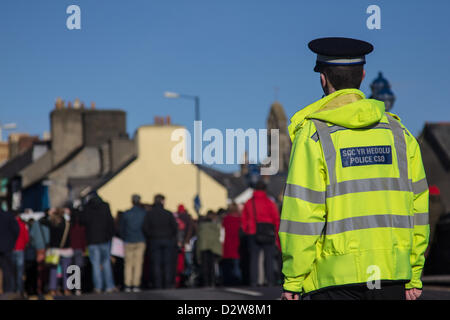 2. Februar 2013, Aberystwyth, Wales. An der gleichen Stelle Anhänger Rubin fünfzig Jahre seit dem ersten immer Handeln des zivilen Ungehorsams von der walisischen Sprache Society, Cymdeithas Jahr Iaith Gymraeg, auf Trefechan Brücke, Aberystwyth. Aktuellen Proteste Ziel der walisischen Regierung für ihre wahrgenommene Untätigkeit im Interesse der Sprache, nach der enttäuschenden Ergebnisse der Volkszählung. Polizei geschlossen die Brücke für den Verkehr auf die symbolischen Rallye stattfinden zu lassen. Stockfoto