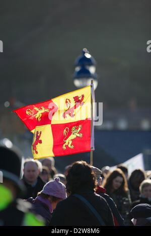 2. Februar 2013, Aberystwyth, Wales. An der gleichen Stelle Anhänger Rubin fünfzig Jahre seit dem ersten immer Handeln des zivilen Ungehorsams von der walisischen Sprache Society, Cymdeithas Jahr Iaith Gymraeg, auf Trefechan Brücke, Aberystwyth. Aktuellen Proteste Ziel der walisischen Regierung für ihre wahrgenommene Untätigkeit im Interesse der Sprache, nach der enttäuschenden Ergebnisse der Volkszählung. Owain Glyndŵr Banner zeichnet sich in der Wintersonne. Stockfoto