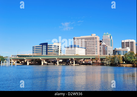 Orlando-Vierwaldstättersee Panorama am Morgen mit Bürogebäude und Brücke Stockfoto