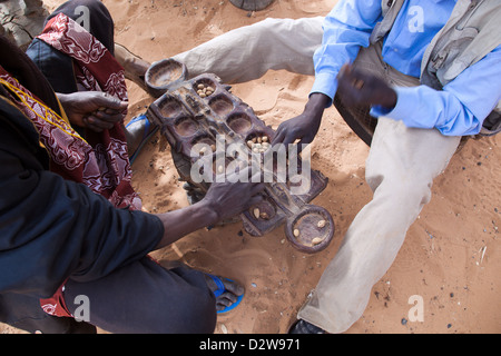 Männer spielen Mancala in Mali Stockfoto