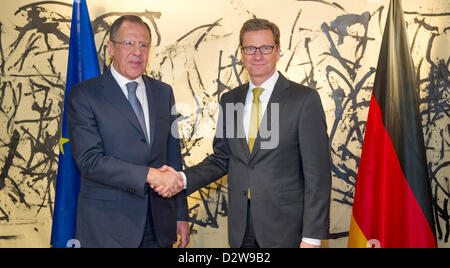 Deutsch ausländische Miniter Guido Westerwelle (FDP, R) und der russische Außenminister Sergej Lawrow begrüßen einander auf der 49. Münchner Konferenz für Sicherheitspolitik in München, Deutschland, 2. Februar 2013. Die Konferenz findet vom 01. bis 3. Februar 2013 und wird von rund 400 Besucher aus 90 Ländern besucht werden. Foto: MARC Müller/Alamy live-Nachrichten. Stockfoto