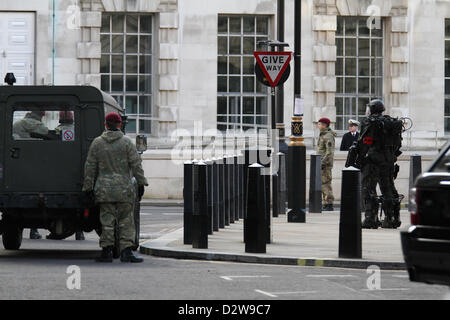 London, UK. 2. Februar 2013. Tom Cruise und Emily Blunt Dreharbeiten Szenen von "Alle Sie müssen töten" in Whithall, London. Stockfoto