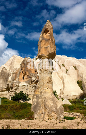 Turmartige Tuff-Felsen-Kegel oder Feenkamine, Göreme Nationalpark, Göreme, Kappadokien, Türkei Stockfoto