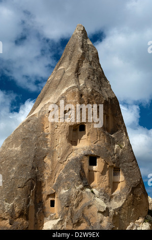 Erodierte Tuffstein mit Öffnungen zur Lagerung Zimmer und Taubenschläge, Nationalpark Göreme, Kappadokien, Türkei Stockfoto