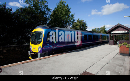 Oxenholme Railway Station First TransPennine Express Zug Ankunft am Bahnsteig Stockfoto