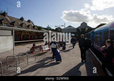 Oxenholme Railway Station First TransPennine Express Zug Ankunft am Bahnsteig Stockfoto