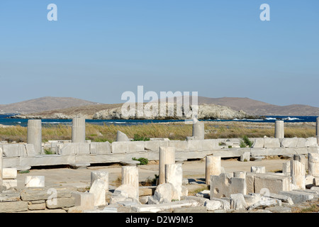 Delos-Griechenland. Vordergrund ist ein Teil der Süd-Stoa (Portikus). Im Hintergrund ist die Stoa (Portikus) von Philipp v. von Makedonien. Stockfoto