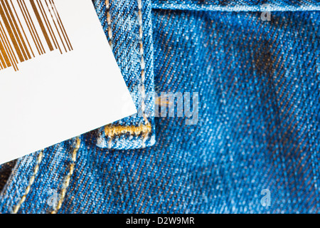 Denim Jeans Stoff Textur Hintergrund - Nahaufnahme von Jeans-Hosen-Tasche mit Barcode-Label-Preis Stockfoto