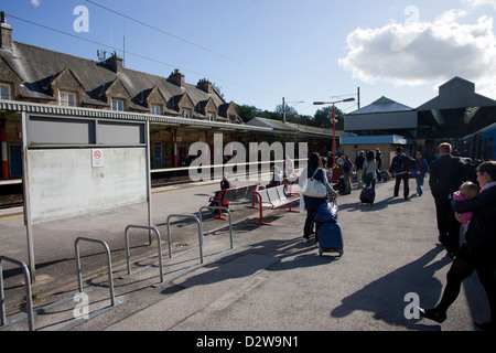 Oxenholme Railway Station First TransPennine Express Zug Ankunft am Bahnsteig Stockfoto