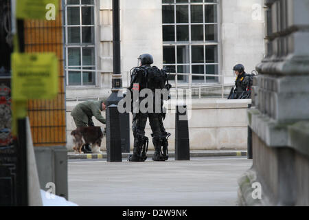 London, UK. 2. Februar 2013. Tom Cruise und Emily Blunt Dreharbeiten Szenen von "Alle Sie müssen töten" in Whithall, London. Stockfoto