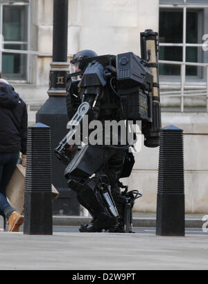 London, UK. 2. Februar 2013. Tom Cruise und Emily Blunt Dreharbeiten Szenen von "Alle Sie müssen töten" in Whithall, London. Stockfoto